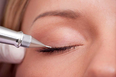 Maquillage semi permanent eye line